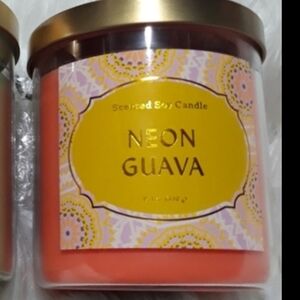 Opalhouse 15.1 oz candle - Neon Guava